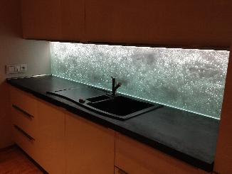 Anwendungsbeispiel für eine leuchtende Küchenrückwand. 