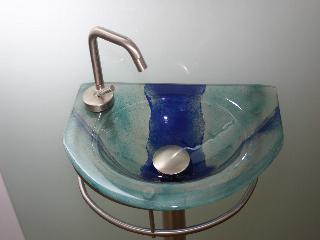 Glaswaschbecken "Fontana 4" mit farblich angedeutetem Wasserfluß, welcher von der Fläche ins Bechen fließt.